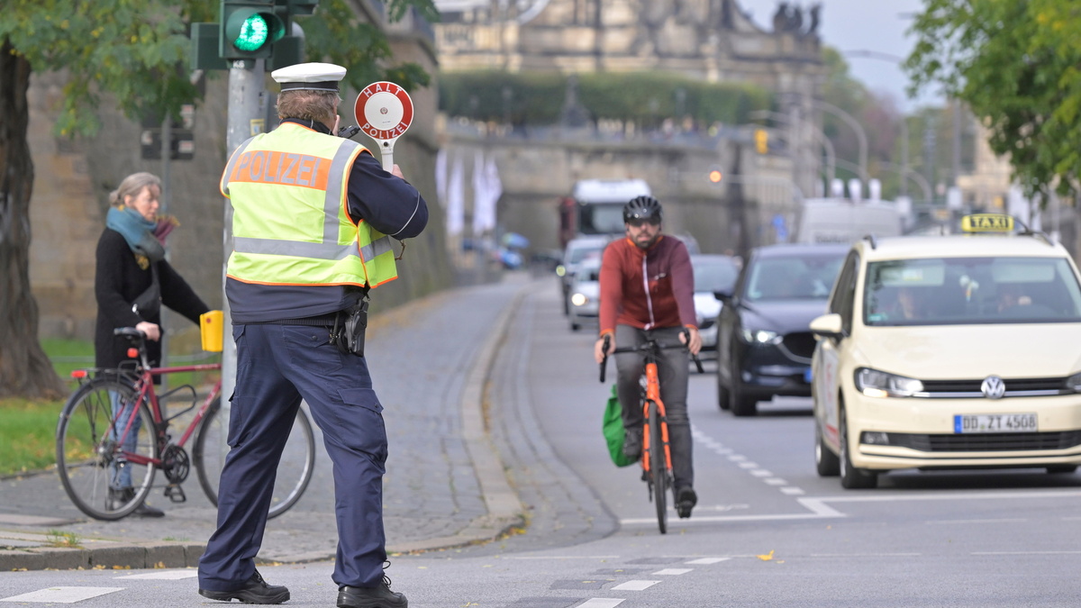 Polizei belohnt korrektes Auto- und Fahrradfahren in Dresden mit