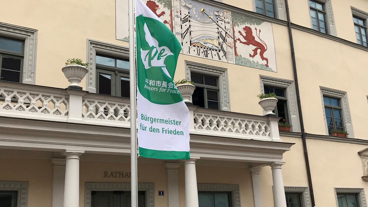 Pirna: Pirna hisst die Friedensfahne