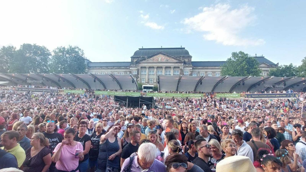 Der Blick aus der ersten Reihe auf rund 12.000 Roland-Kaiser-Fans.