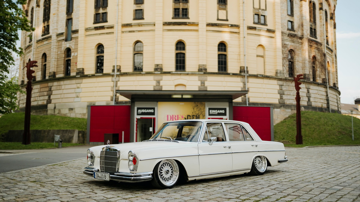 Dresden: Vintage car fans meet at the Dresden Panometer