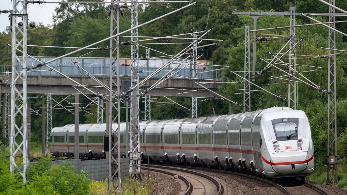 The Berlin-Hamburg railway closed for several months