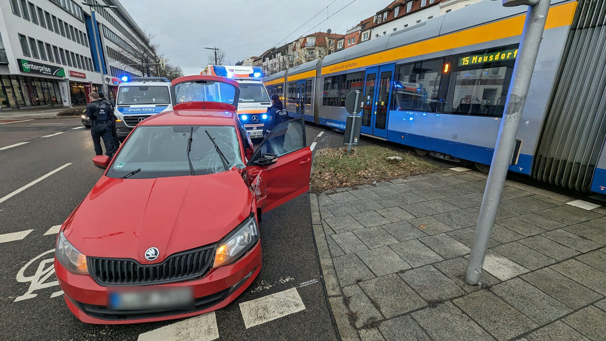 Unfall In Leipzig: Straßenbahn Stößt Mit Kleinbus Zusammen - Zwei ...