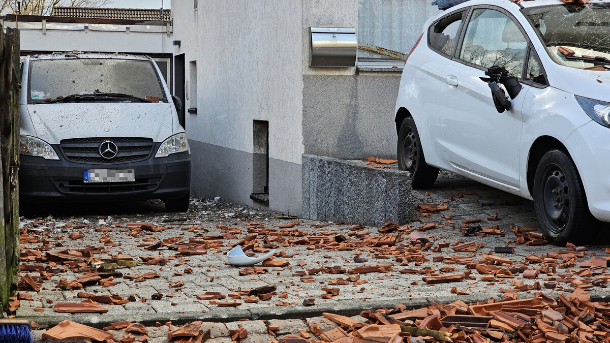 Wilkau-Haßlau: Blitzeinschlag sprengt halbes Hausdach | Sächsische.de