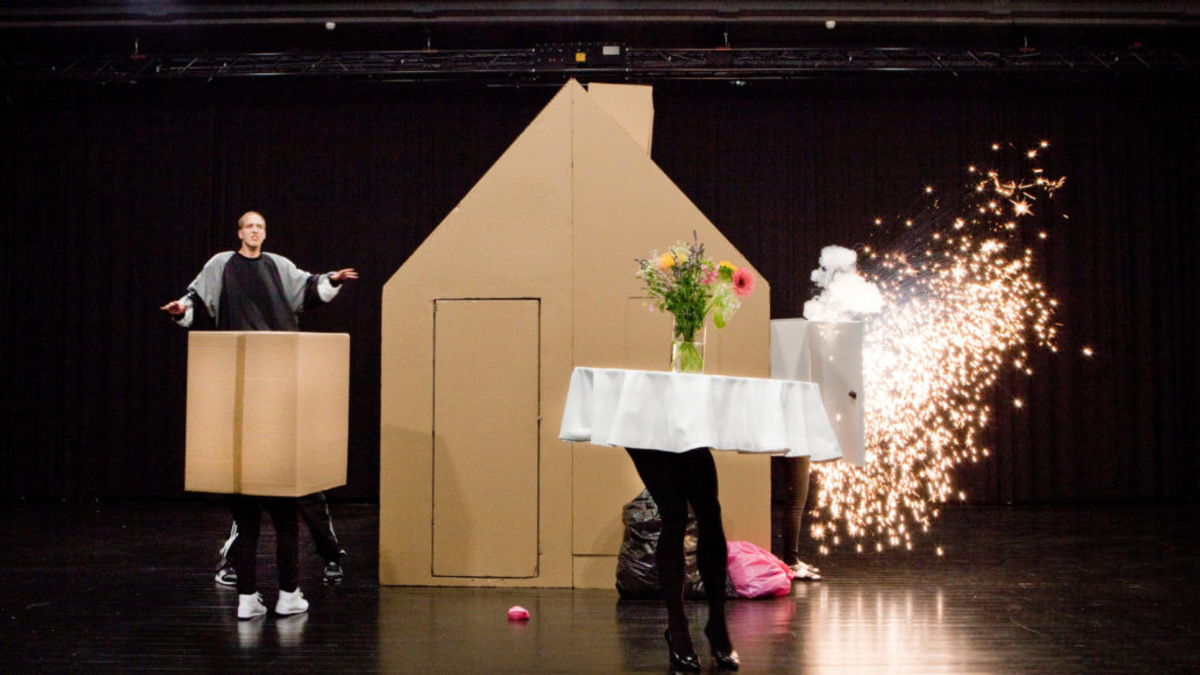 Die belgische Künstlerin Miet Warlop präsentiert in Hellerau ein anarchisches Theater Bühnenhappening mit einem laufenden Tisch, einem bunt-rauchenden Häuschen und einem frustrierten Sicherungskasten. Ein besonderer Ausgeh-Tipp!
