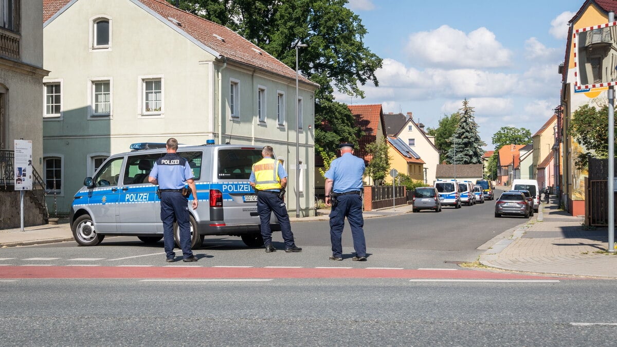 Razzia In Riesa: Polizei Beschlagnahmt Waffen Und Mörsergranaten ...