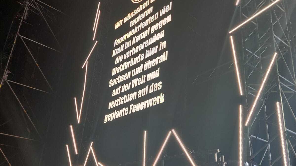 Diese Botschaft war am Ende des Konzerts am Freitagabend auf einer der Leinwände neben der Bühne zu lesen.