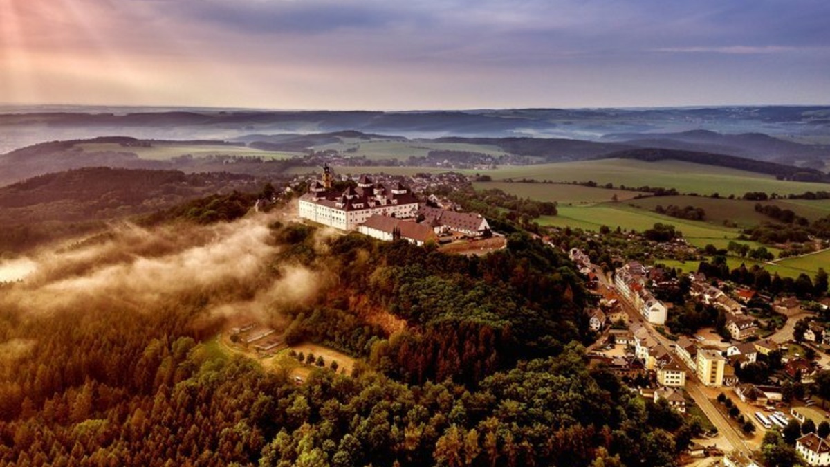 Kurfürst August von Sachsen ließ Schloss Augustusburg vor über 450 Jahren als Symbol seiner Macht errichten. Heute beherbergt es Kulturschätze und Ausstellungen, die ihresgleichen suchen. Am Freitag findet dort ein beeindruckendes Konzert statt.