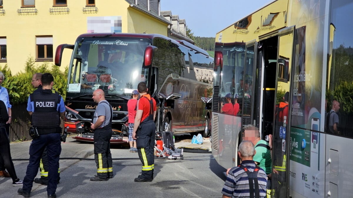 Auto kollidiert im Erzgebirge mit Reisebus - vier Schwerverletzte