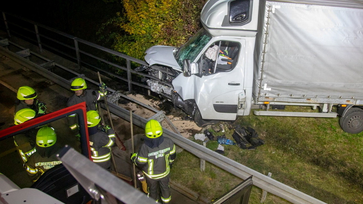 Unfall Auf A4 Bei Uhyst: Transporter Prallt Gegen Brückengeländer ...