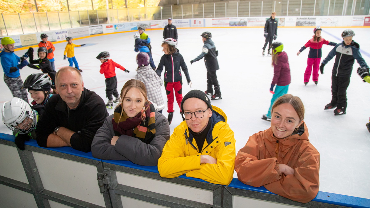 Niesky: Kinder dürfen im Nieskyer Eisstadion auf die Kufen