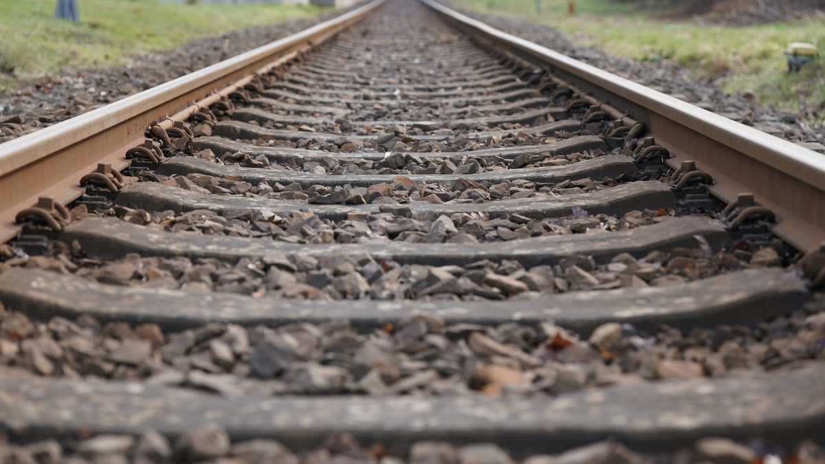 Bahnbetriebsunfall-bei-Obersch-na-Strecke-Dresden-Werdau-gesperrt