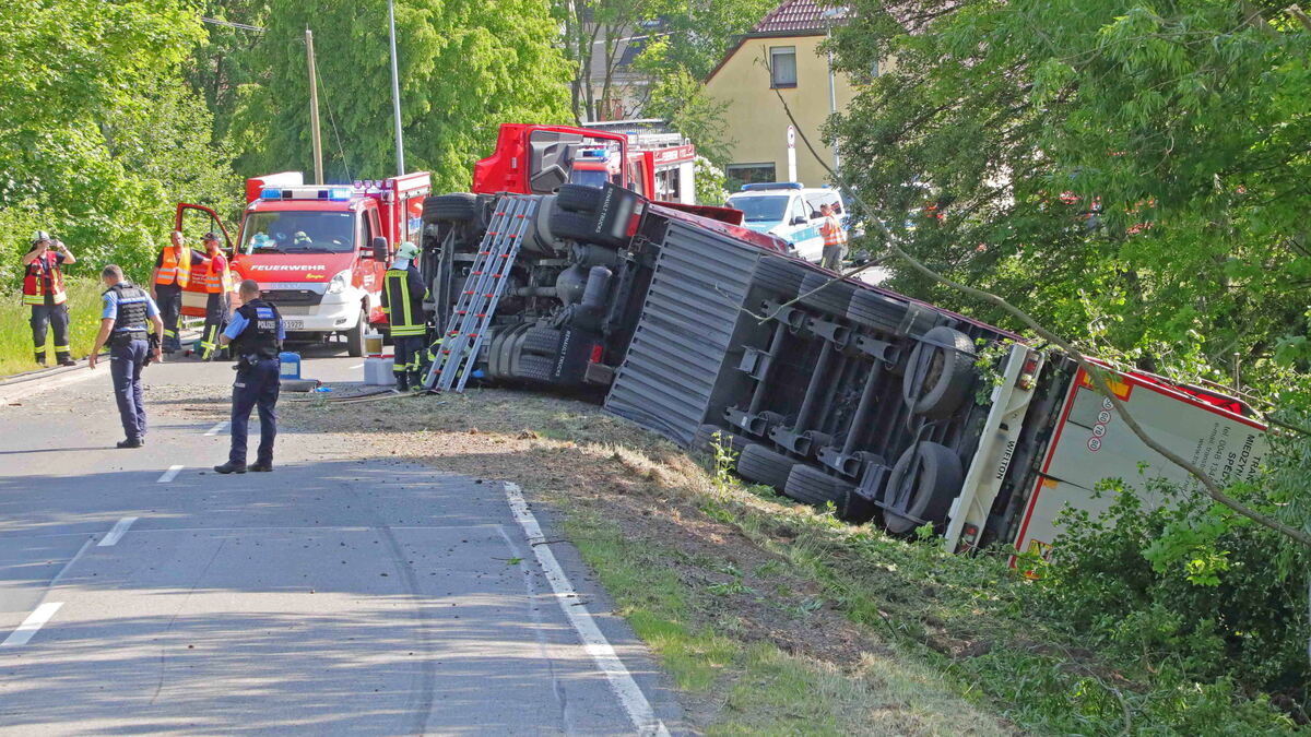 Unfall Auf B169 Bei Frankenberg: Sattelzug Kippt In Den Straßengraben ...