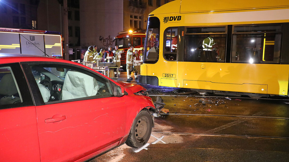 Dresden: Straßenbahn Entgleist Nach Unfall In Der Friedrichstadt ...