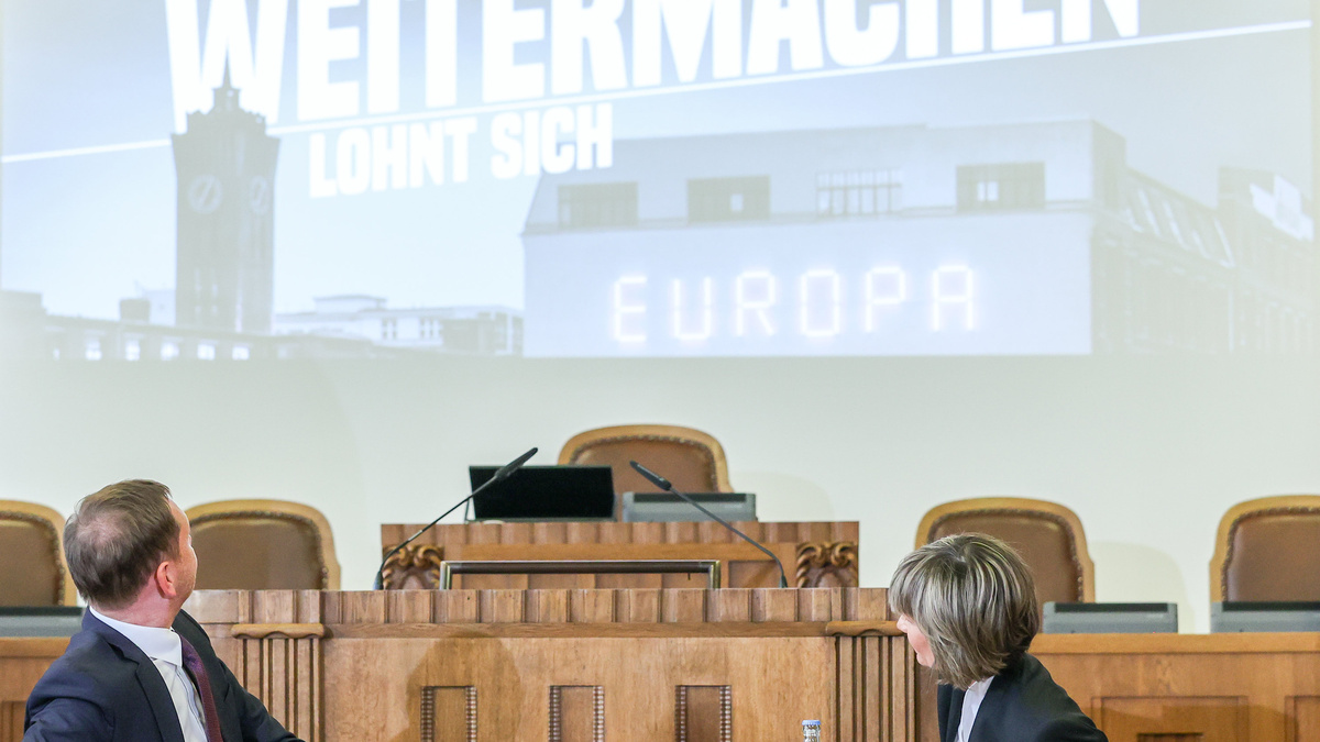 "Chemnitz will auf die europäische Bühne und wir werden die Stadt dabei unterstützen", sagte Regierungschef Michael Kretschmer (CDU), neben ihm Barbara Ludwig ( SPD), OB von Chemnitz.
