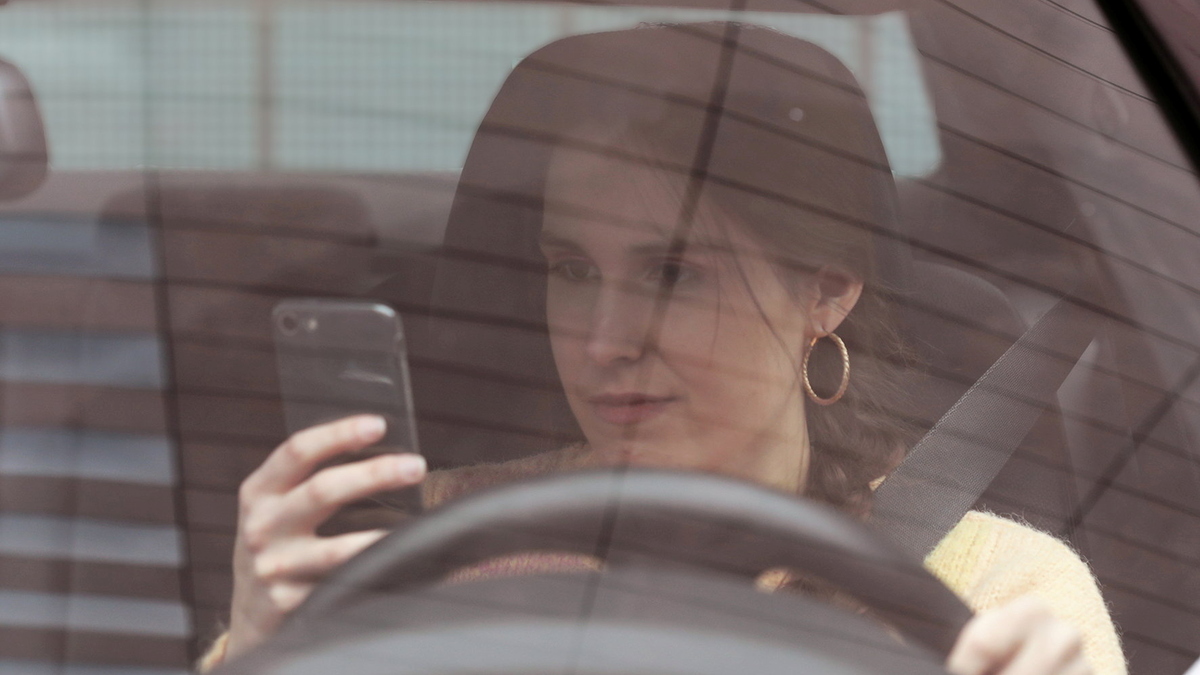 Abgelenkt durchs Handy: Autofahrer werden überführt