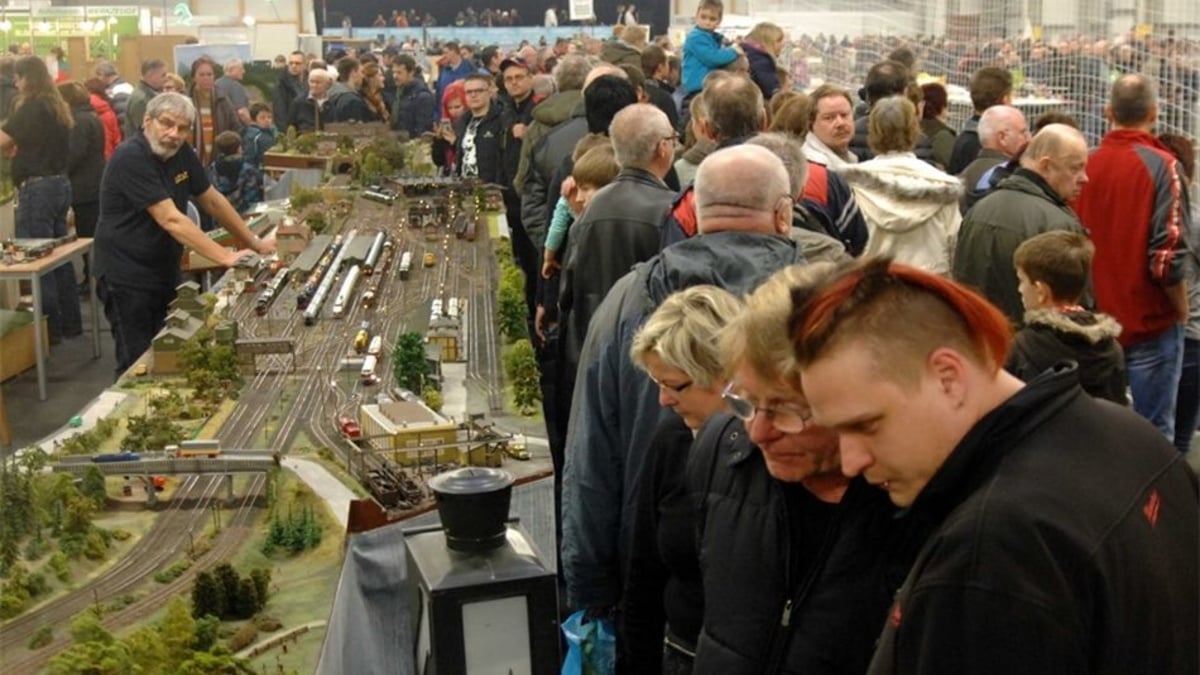 Modellbahnen Rollen Durch Messehalle Sächsischede 