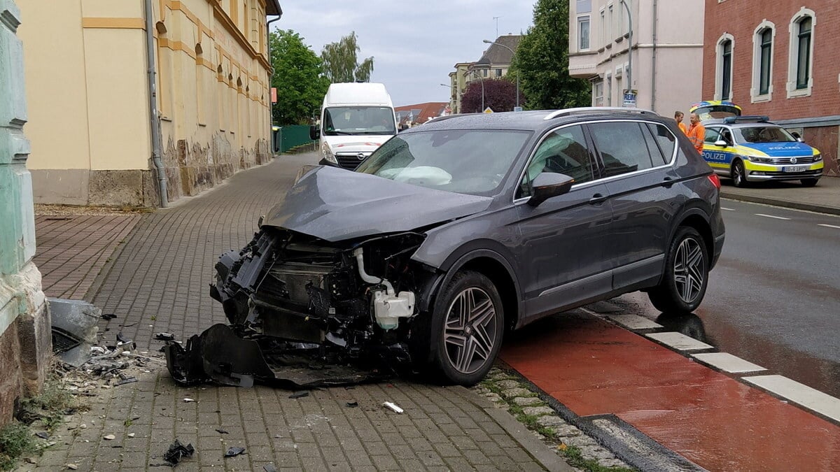 Döbeln Unfall Nach Schlingerfahrt kracht Seat in Döbeln gegen Hauswand