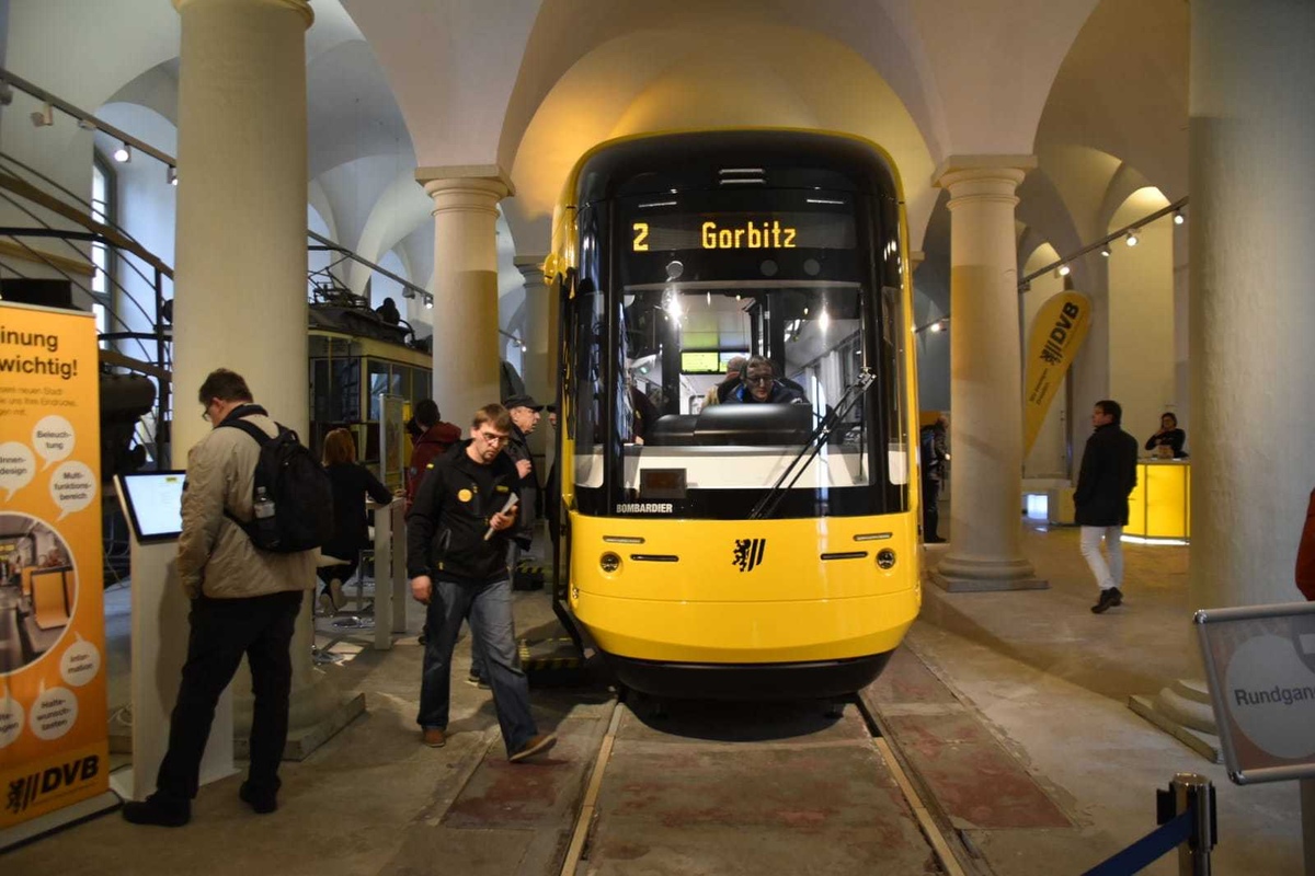 Lob und Kritik für Dresdens neue Bahn Sächsische.de