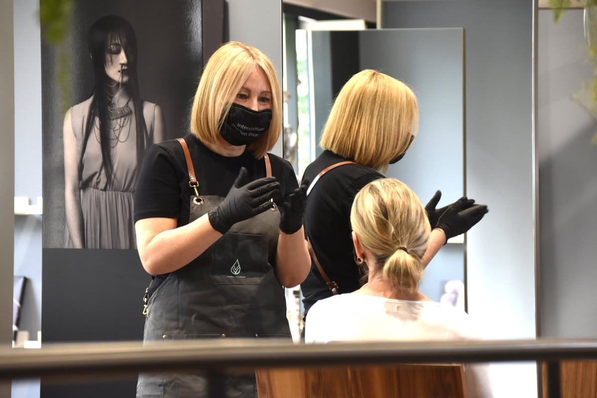 Opening confusion: Dresden hairdressers full of hope