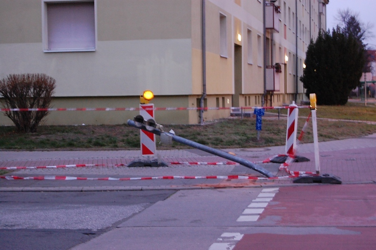 Ampelmast fällt Unfall zum Opfer | Sächsische.de