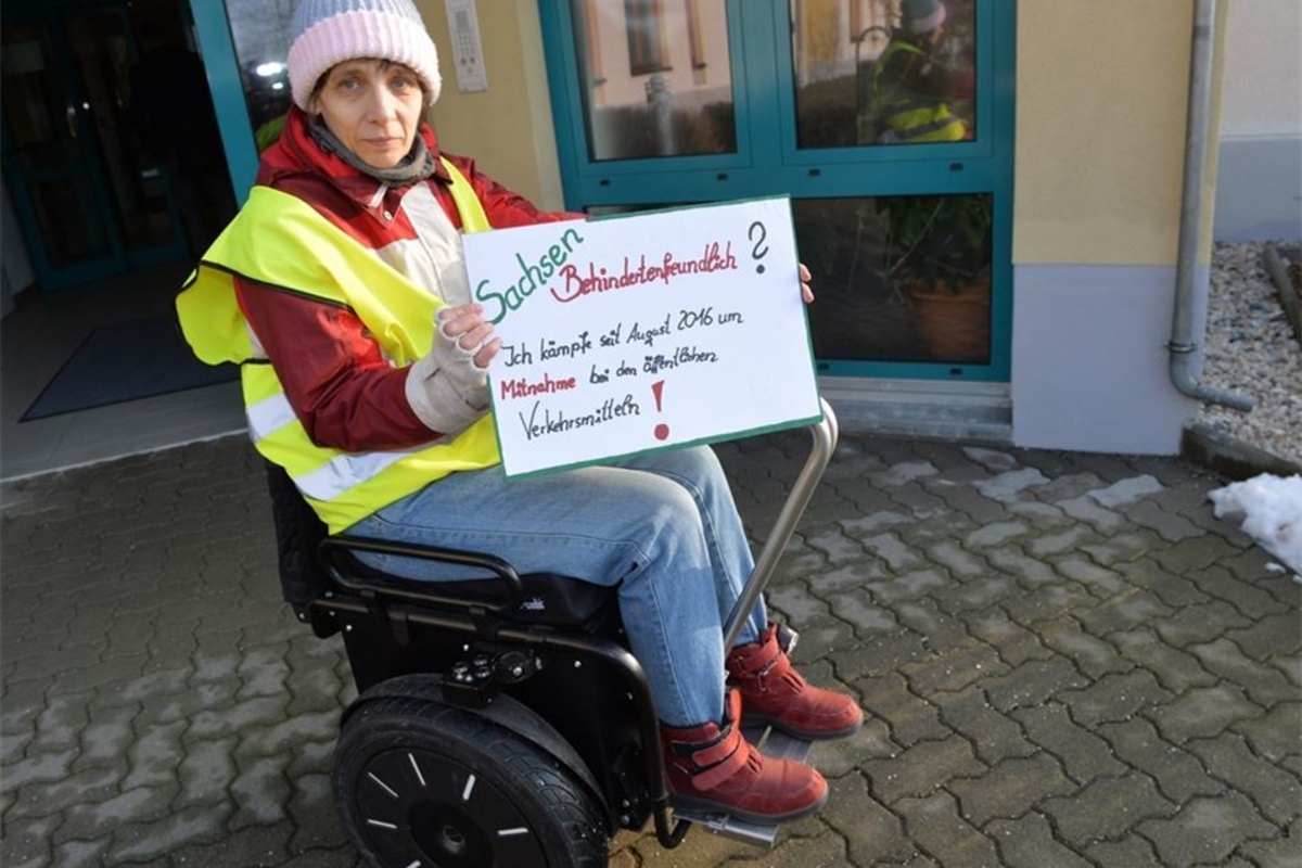 Mit Zweiradrigem Rollstuhl Ist Der Bus Tabu Sachsische De