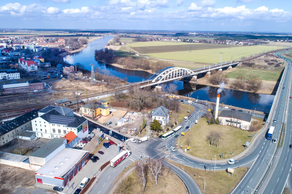 Riesa: Concrete parts fall from the railway bridge