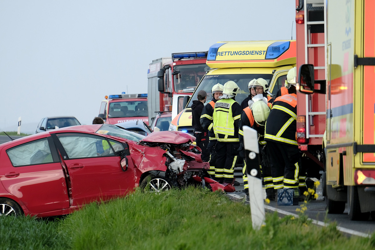 Schwerer Unfall Auf Der B 101 | Sächsische.de