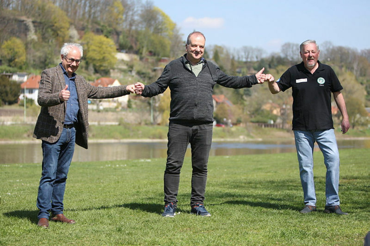 Tom Pauls, Prof. Dr. Thomas Gischke, Chef vom Verein Kleinkunstbühne Q24 und Gert Lorenz vom Q24 (von links) zeigen die Stelle, an der ihre Freilichtbühne im August stehen soll.