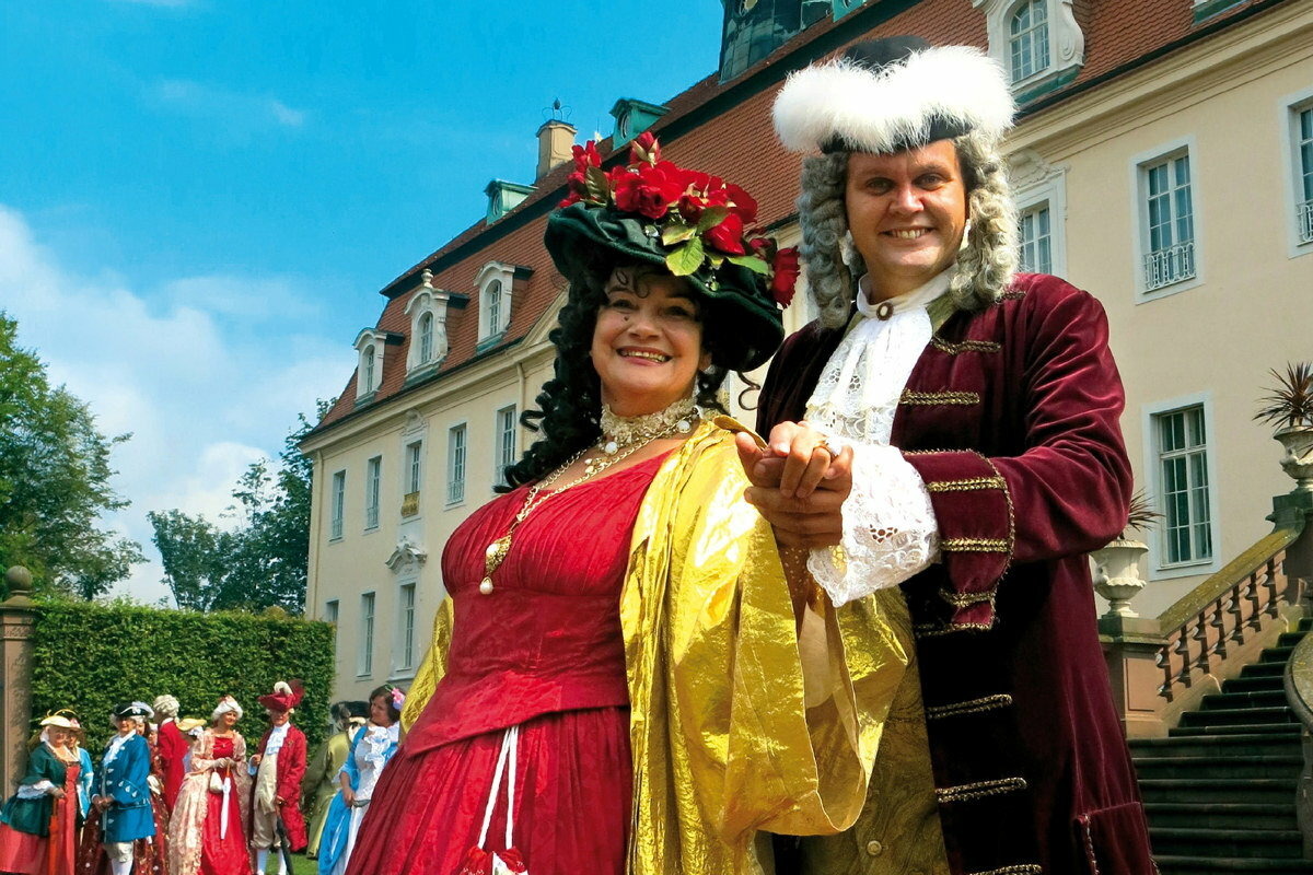Gräfin und Graf zu Vitzthum (Birgit Lehmann und Jörn Hänsel) geben sich die Ehre im Schlosspark Lichtenwalde.