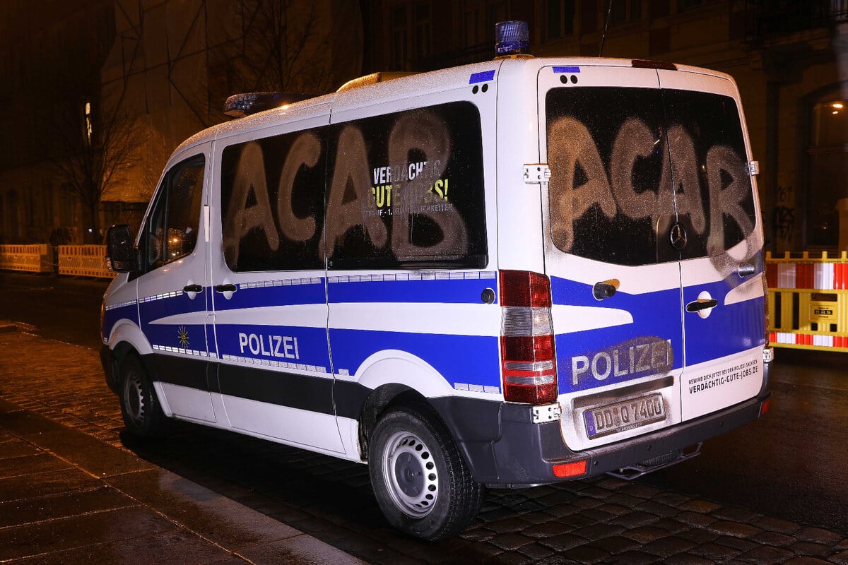 Dresden: police buses smeared after illegal party