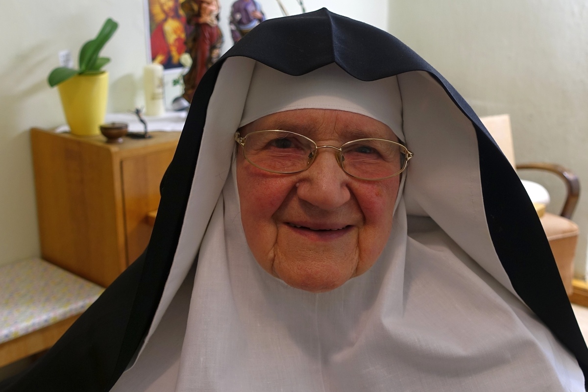 Notgeile Nonne Besorgt Es Ihrem Ungläubigen Freund