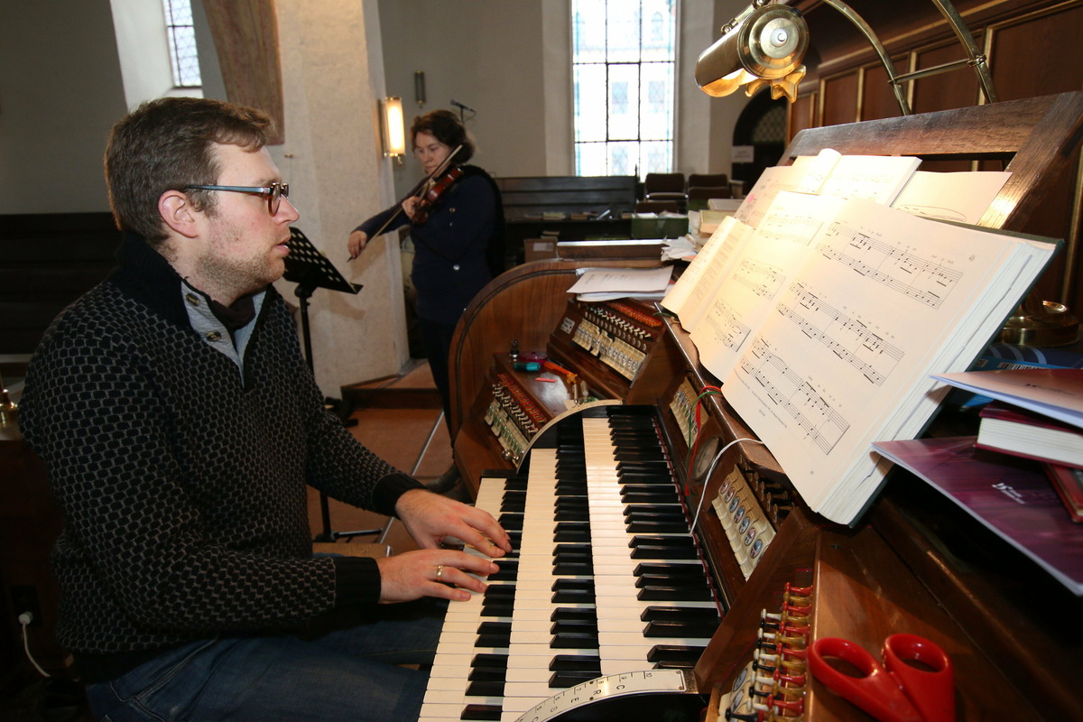 Schon zu Weihnachten hatte die Kirchgemeinde per Internet das Krippenspiel übertragen. Kantor Markus Häntzschel an der Orgel spielte mit Rahel Kretzschmann an der Geige die Musik ein.