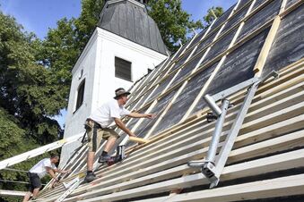 Handwerker steigen Kirche aufs Dach | Sächsische.de