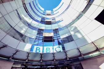 Wie Johnson die BBC als Sündenbock nutzt