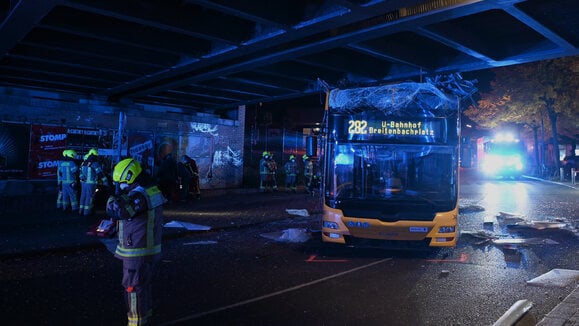 Berlin: Doppeldeckerbus Bleibt Unter Brücke Stecken | Sächsische.de