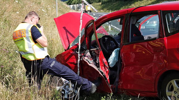 Unfall Auf B101 Bei Siebenlehn: Autofahrer Stirbt An Schweren ...