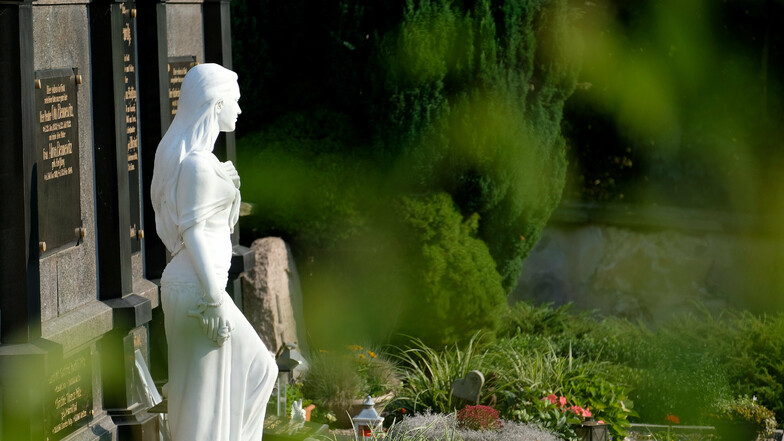 Die Grabanlage mit der Engel-Statue aus weißem italienischen Marmor auf dem Friedhof in Sora, Gemeinde Klipphausen. Hier fand Anneli ihre letzte Ruhe.