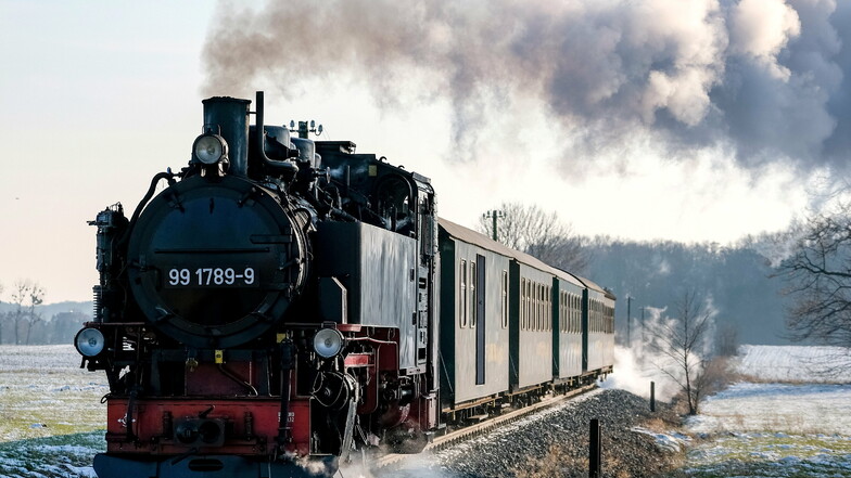 Unterm Kessel der Dampflok lodert das Feuer. Dampfend sind die Züge der Lößnitzgrundbahn jeden Tag auf der Trasse zwischen Radebeul und Radeburg unterwegs. Beim ersten Lockdown im vorigen Frühjahr standen die Räder 49 Tage still.