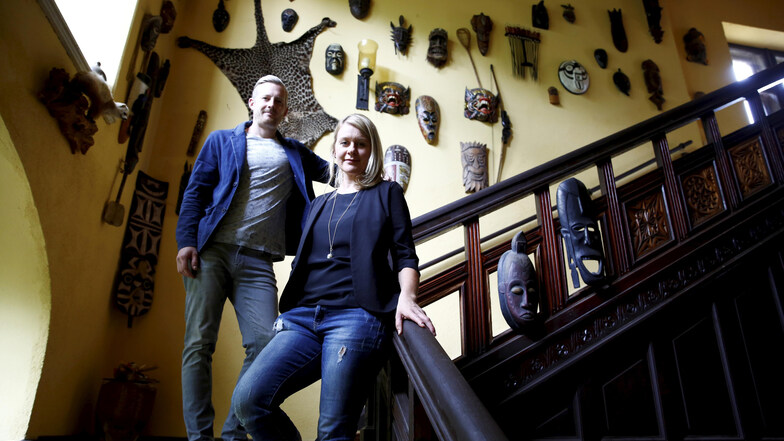 Eva und Hannes Hösel haben das Schmorkauer Schloss vor anderthalb Jahren gekauft. Nun sind sie dabei, die Anlage schrittweise zu sanieren. Die Deko im Aufgang hat der Vorbesitzer hinterlassen.