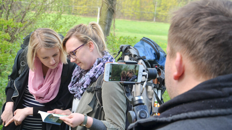 Elisabeth Strauß (links) und Sarah Fuhrmann spielen die Pilgerinnen. Aufgenommen wird die Produktion mit der Handykamera.