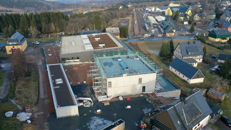 Die Dächer sind jetzt dicht beim Leistungsportzentrum Altenberg. Die Bauarbeiten gehen jetzt innen weiter.
