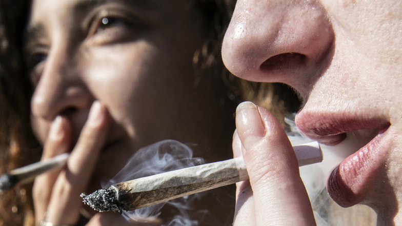 Zwei junge Frauen rauchen bei einer Protestaktion für legalen Cannabis-Konsum einen Joint. Ganz ungefährlich ist der offenbar aber nicht.