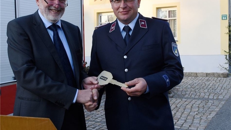 Horst Brückner übergibt den symbolischen Schlüssel an Matthias Strauß