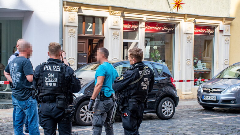 Ein Polizeiaufgebot war nach dm Raubüberfall am 14. August vergangenen Jahres auf ein Juweliergeschäft an der Stadthausstraße im Einsatz. Der Täter wurde einige Tage später nach Hinweisen gefasst.