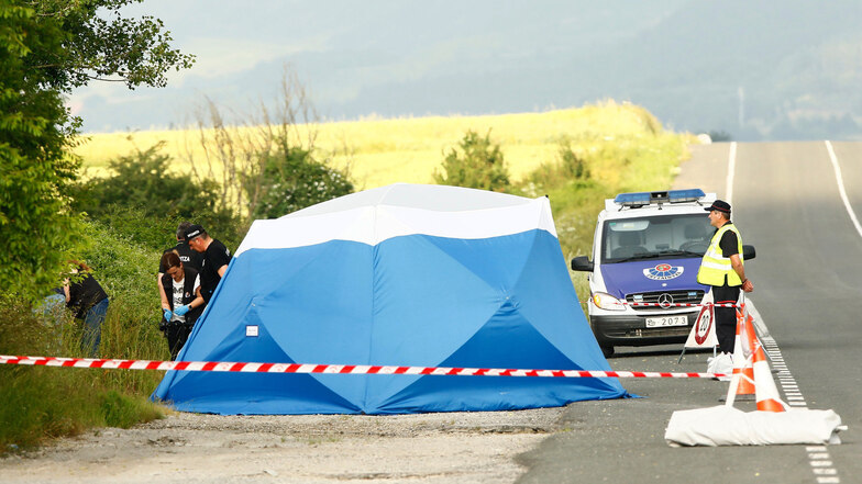 Spanische Polizisten sichern im Juni 2018 am Fundort der toten Sophia, nahe der Autobahn bei Asparrena, Spuren.