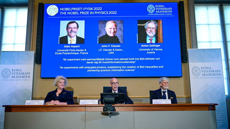 Die Gewinner des Nobelpreises für Physik 2022: von links nach rechts auf dem Bildschirm, Alain Aspect, John F. Clauser und Anton Zeilinger.
