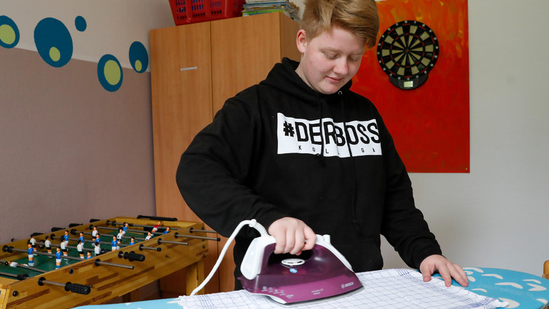 Leonie Müller bügelt in der Trainingswohnung der Lisa-Tetzner-Schule in Zittau.