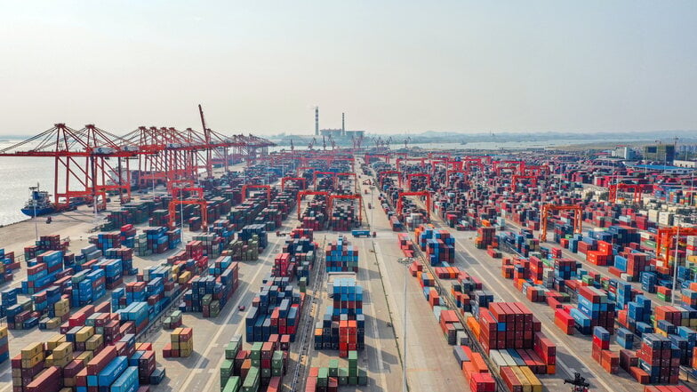 China, Qinzhou: Container stehen an einem Hafen in einem Terminal der Firma "Beibu Gulf Port". Chinas Außenhandel wächst weiter stark.