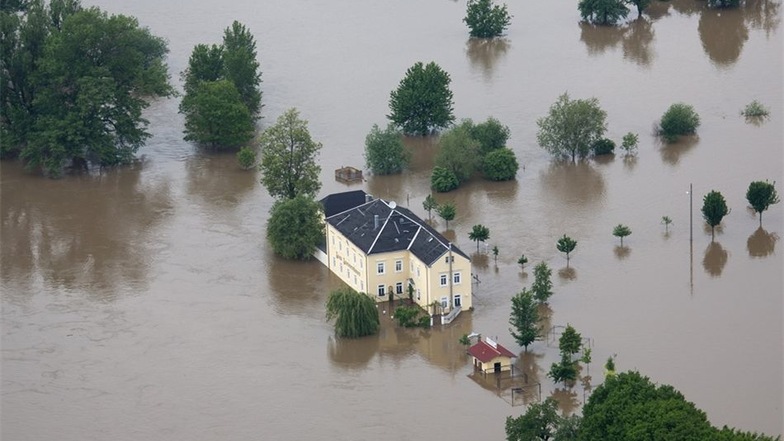 Mitten in der Elbe. Im Juni 2013 stand das Zuessenhaus in Kleinzadel vollständig unter Wasser.