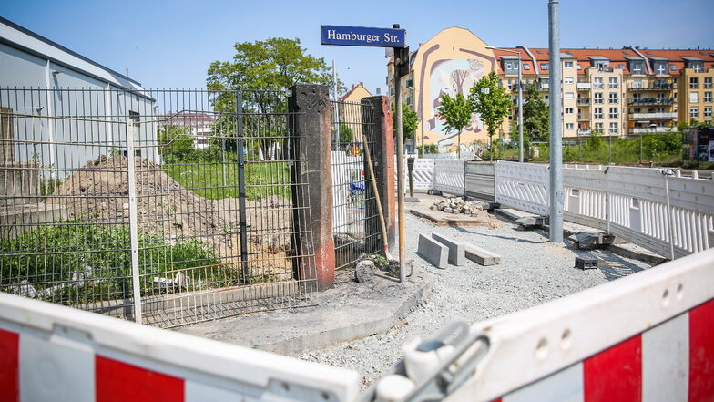 An der betroffenen Kreuzung von Schäferstraße, Hamburger Straße und Waltherstraße werden zwei Monate nach der Explosion an einer Gasleitung noch immer Schäden beseitigt. Unter anderem muss der Gehweg wieder gepflastert werden.